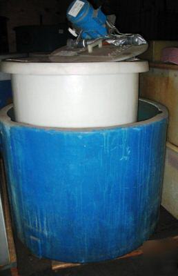200 gallon polyethelyne tank w/ containment
