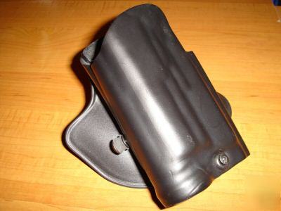 Safariland paddle holster for glock 17 / 22 with light
