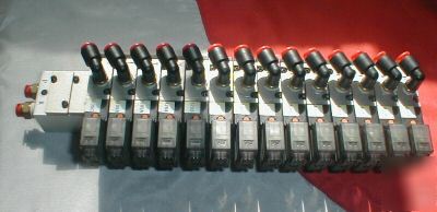 Smc 16 port solenoid manifold w/14 VZ512 24 vdc valves