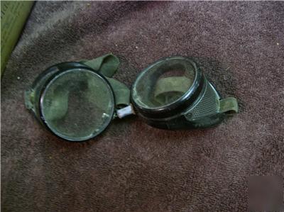 Vintage willson goggles in box with extra strap CC502