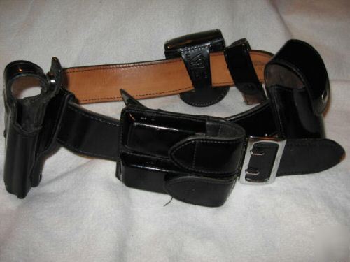 7 piece lot of clarino (high-gloss) black duty belt and