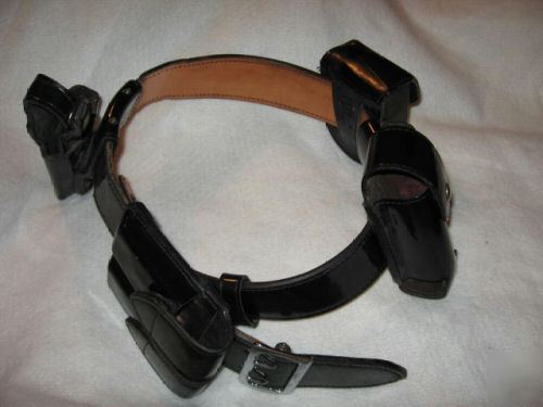 7 piece lot of clarino (high-gloss) black duty belt and