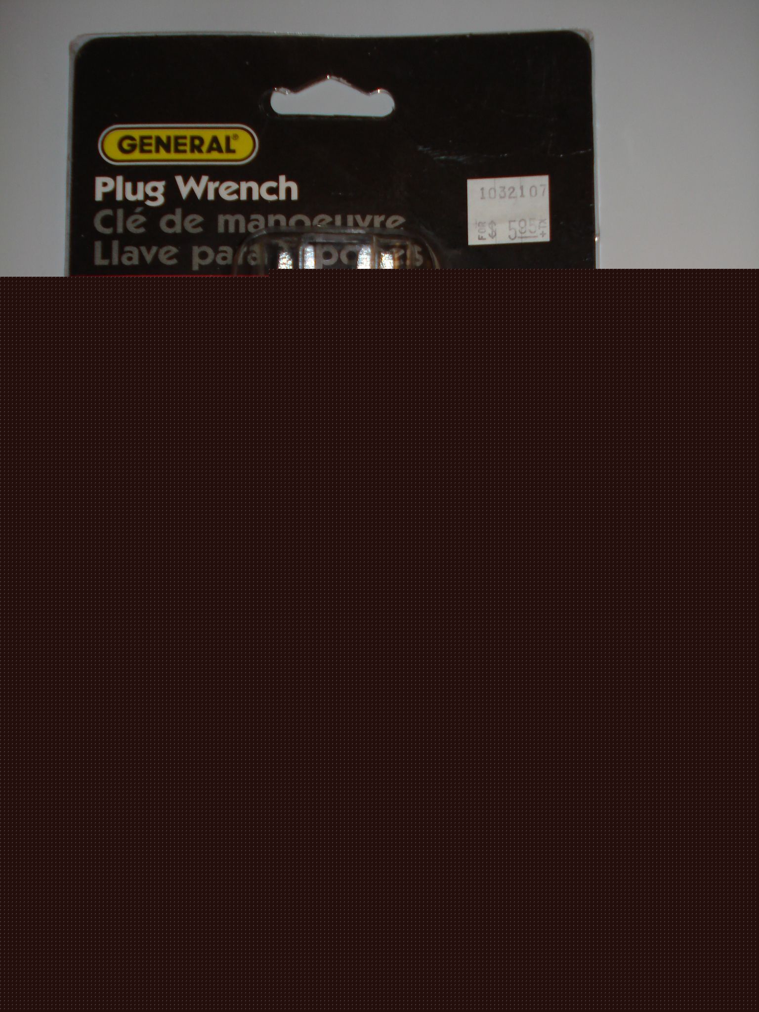 General plug wrench for pop-up plugs & basket strainers