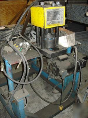 Hydraulic hose clamp assembly machine