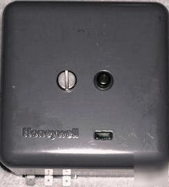 Honeywell burner control R7023 b 1003 flame safeguard