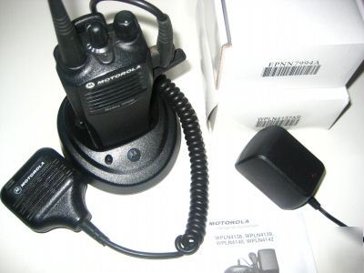 New motorola CP200 two way radio 4 ch uhf mic+ charger 