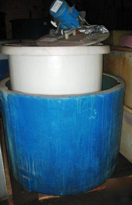 200 gallon polyethelyne tank w/ containment