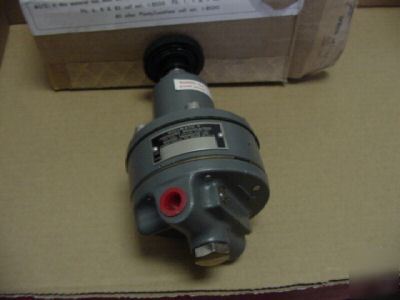 New nullmatic 40-30 b/m 14870-5/14RA pressure reg. >