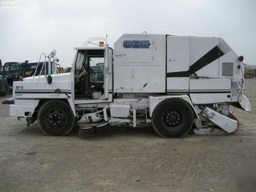 Mobil sweeper truck dual steering