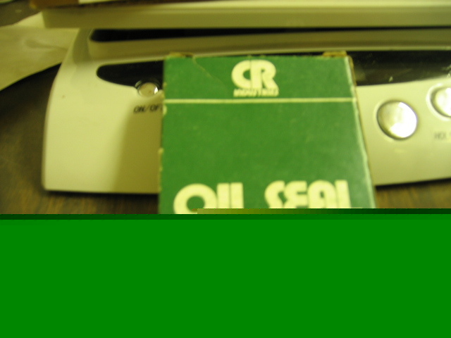 Lot of 4 cr industries oil seal model number 8702
