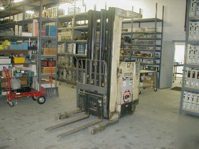 Crown electric reach forklift w/ sideshifter